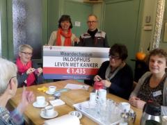 Ada verkade en Gerard van der Plas overhandigen de cheque aan gasten en vrijwilligers van Inloophuis ‘Leven met kanker’